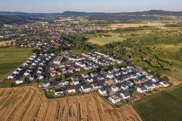 Deutschland, Baden-Württemberg, Sussen, Luftaufnahme eines modernen Vorortes - WDF07339