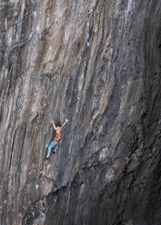 Frau beim Bergsteigen mit Seil - ALRF02093