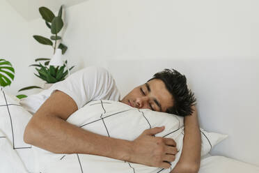 Junger Mann schläft auf dem Bett zu Hause - OSF01862
