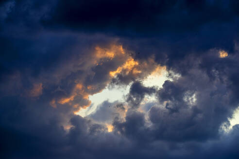 Dark storm clouds covering sky - NDF01562