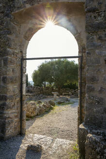 Griechenland, Epirus, Sonnenschein über einem steinernen Tor im Nekromanteion von Acheron - MAMF02869