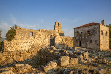 Griechenland, Epirus, Kirche des Heiligen Johannes und Nekromanteion von Acheron in der Abenddämmerung - MAMF02876