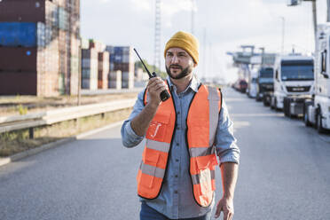 Lkw-Fahrer mit Strickmütze im Gespräch über Walkie-Talkie - UUF29548