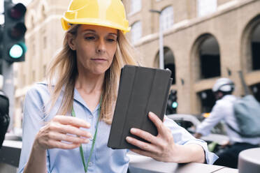 Ingenieur mit Tablet-PC auf der Straße - AMWF01624