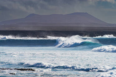 Spanien, Kanarische Inseln, Wellen plätschern vor der Küste der Insel Lanzarote - WGF01468