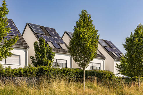 Deutschland, Baden-Württemberg, Moderne Vorstadthäuser mit Sonnenkollektoren - WDF07341