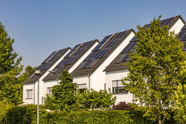 Deutschland, Baden-Württemberg, Sonnenkollektoren auf Dächern moderner Vorstadthäuser - WDF07343