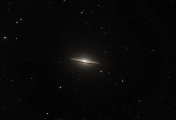 Blick auf die Sombrero-Galaxie, umgeben von Dunkelheit - ZCF01158