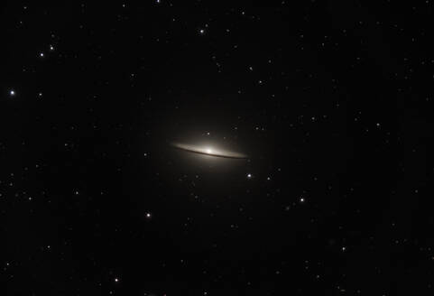 Blick auf die Sombrero-Galaxie, umgeben von Dunkelheit - ZCF01158