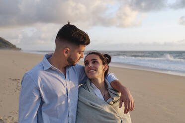 Romantischer Mann mit Arm um Freundin am Strand - ASGF03938