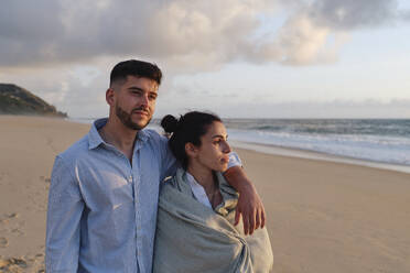 Junges Paar verbringt seine Freizeit am Strand - ASGF03939