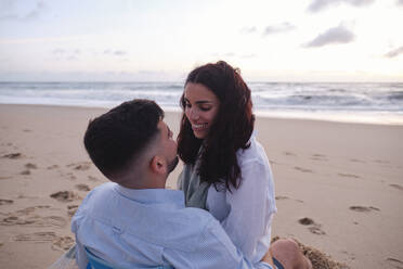 Romantisches Paar verbringt seine Freizeit am Strand - ASGF04010