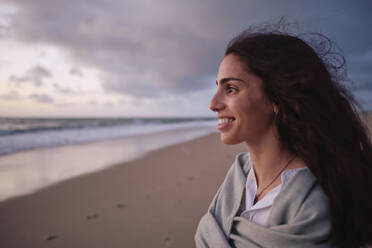 Lächelnde Frau mit Blick aufs Meer - ASGF04026