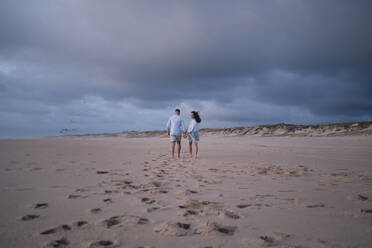 Paar spaziert am Strand unter Himmel - ASGF04076