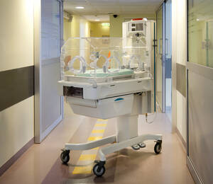 Ein Inkubatorbett in einer pädiatrischen Intensivstation in einem Universitätskrankenhaus. - MINF16626