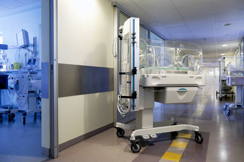Ein Inkubatorbett in einer pädiatrischen Intensivstation in einem Universitätskrankenhaus. - MINF16627