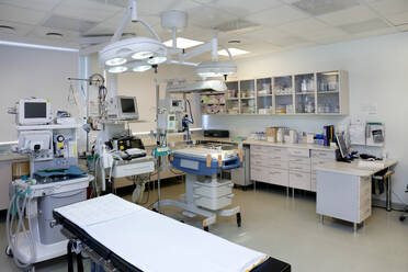 Intensivstation, Kinderklinik der Universität Tartu, ein modernes Krankenhauszimmer mit einem Behandlungsbett und einem Inkubatorbettchen. - MINF16629