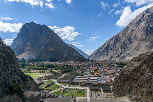 Ollantaytambo, historische Terrassen und Gebäude der Inka und Blick auf die Stadt von oben in den Anden. - MINF16673