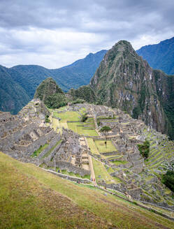 Der Weg nach Machu Picchu, der Hochgebirgshauptstadt des Inka-Stammes, einer Zitadellenanlage aus dem 15. Jahrhundert, Gebäuden und Ausblicken auf die Hochebene und die Andenberge. - MINF16675