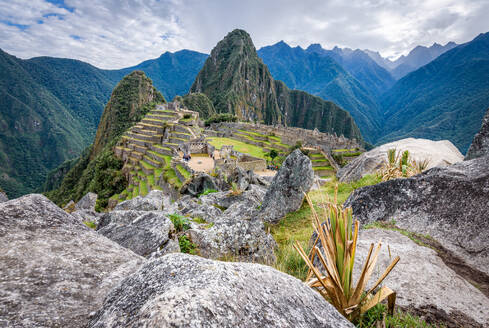 Der Weg nach Machu Picchu, der Hochgebirgshauptstadt des Inka-Stammes, einer Zitadellenanlage aus dem 15. Jahrhundert, Gebäuden und Ausblicken auf die Hochebene und die Andenberge. - MINF16676