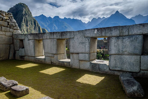 Der Weg nach Machu Picchu, der Hochgebirgshauptstadt des Inka-Stammes, einer Zitadellenanlage aus dem 15. Jahrhundert, Gebäuden und Ausblicken auf die Hochebene und die Andenberge. - MINF16677