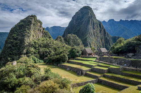 Der Weg nach Machu Picchu, der Hochgebirgshauptstadt des Inka-Stammes, einer Zitadellenanlage aus dem 15. Jahrhundert, Gebäuden und Ausblicken auf die Hochebene und die Andenberge. - MINF16678