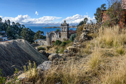 Copacabana, view of the landscape around the town, overlooking Lake Titicaca. - MINF16686