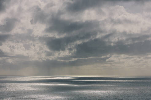 Sturmwolken über dem Pazifischen Ozean in der Abenddämmerung - MINF16703