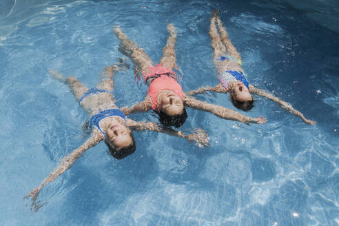 Freunde schwimmen zusammen auf dem Wasser im Schwimmbad - OSF01899