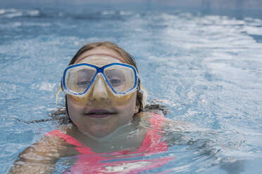 Mädchen mit Schwimmbrille im Schwimmbad - OSF01900