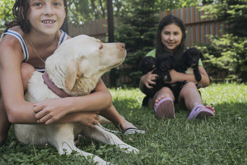 Freunde verbringen ihre Freizeit mit Hunden im Hinterhof - OSF01903