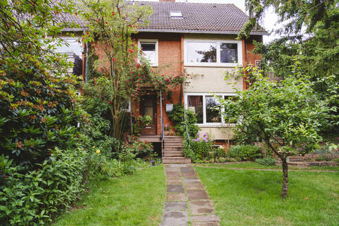 Brick house with plants and trees - IHF01553
