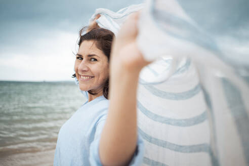 Glückliche Frau mit Kopftuch am Strand - JOSEF20001
