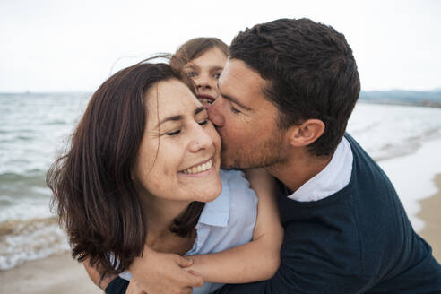 Mann umarmt und küsst glückliche Frau am Strand - JOSEF20033