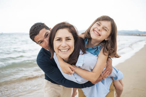 Fröhliche Familie, die gemeinsam Spaß am Strand hat - JOSEF20035