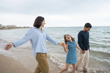Glückliche Familie, die ihren Urlaub am Strand genießt - JOSEF20042