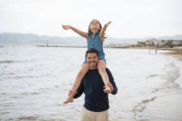 Glücklicher Vater trägt seine Tochter auf den Schultern am Strand - JOSEF20077