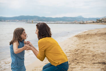 Glückliche Tochter und Mutter haben Spaß am Strand - JOSEF20125