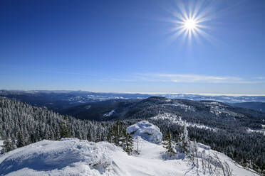 Strahlender Sonnenschein über schneebedecktem Berg - ANSF00441