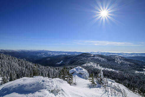 Strahlender Sonnenschein über schneebedecktem Berg - ANSF00441