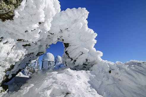 Schneebedeckte Felsformation auf einem Berg mit blauem Himmel im Hintergrund - ANSF00444