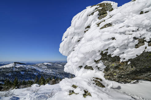 Schneebedeckte Felsformation auf einem Berg - ANSF00445