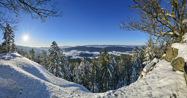 Helle Sonne scheint über schneebedeckten Berg mit Himmel im Hintergrund - ANSF00448