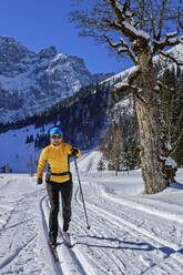 Frau beim Skifahren vor dem Karwendelgebirge - ANSF00467