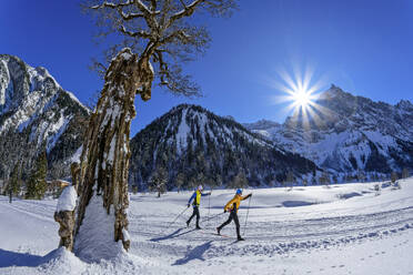 Paar beim Skifahren in einer verschneiten Landschaft im Karwendelgebirge - ANSF00469