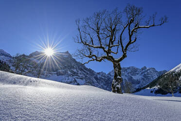 Schneebedeckte Landschaft im Karwendelgebirge an einem sonnigen Tag - ANSF00470
