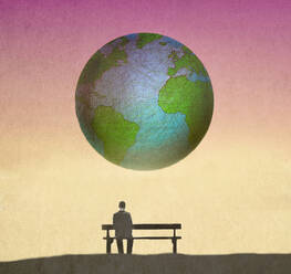 Illustration eines allein auf einer Bank sitzenden Mannes mit Blick auf den im Hintergrund schwebenden Planeten Erde - GWAF00235