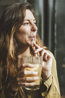 Junge Frau trinkt ein Glas Saft - JOSEF20269