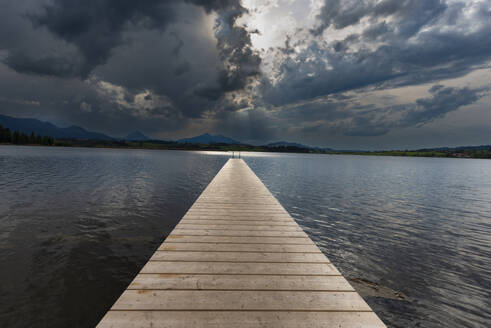 Deutschland, Bayern, Hopfen am See, Gewitterwolken über leerem Steg am Hopfensee - WGF01483