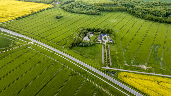 Dänemark, Syddanmark, Christiansfeld, Luftaufnahme eines Herrenhauses umgeben von grünen Feldern im Sommer - AMF09937